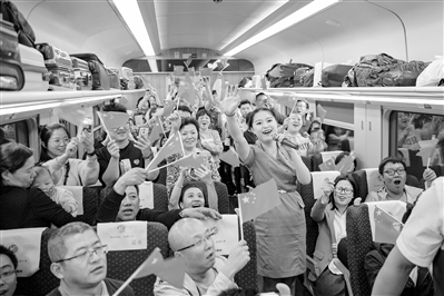 10月1日，乘客們?cè)诹熊嚿瞎餐瑧c祝新中國成立70周年。 蘭州局集團(tuán)供圖